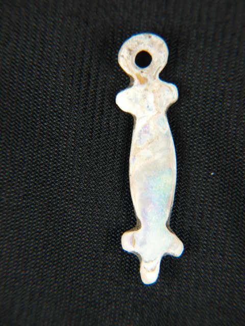 Mother-of-Pearl Mimbres carved lizard pendant